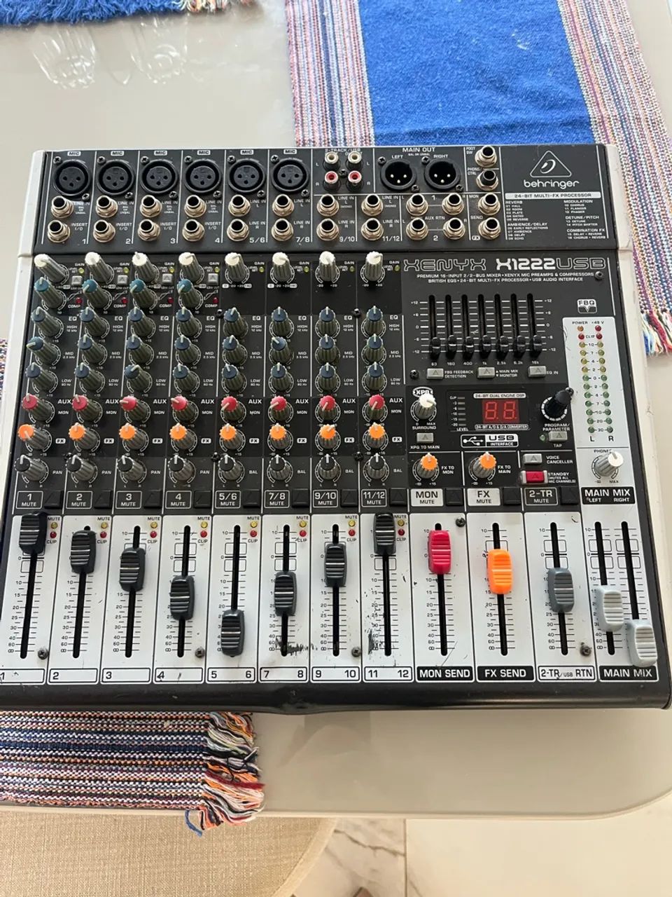 Mesa de Som Xenyx X1222USB Behringer