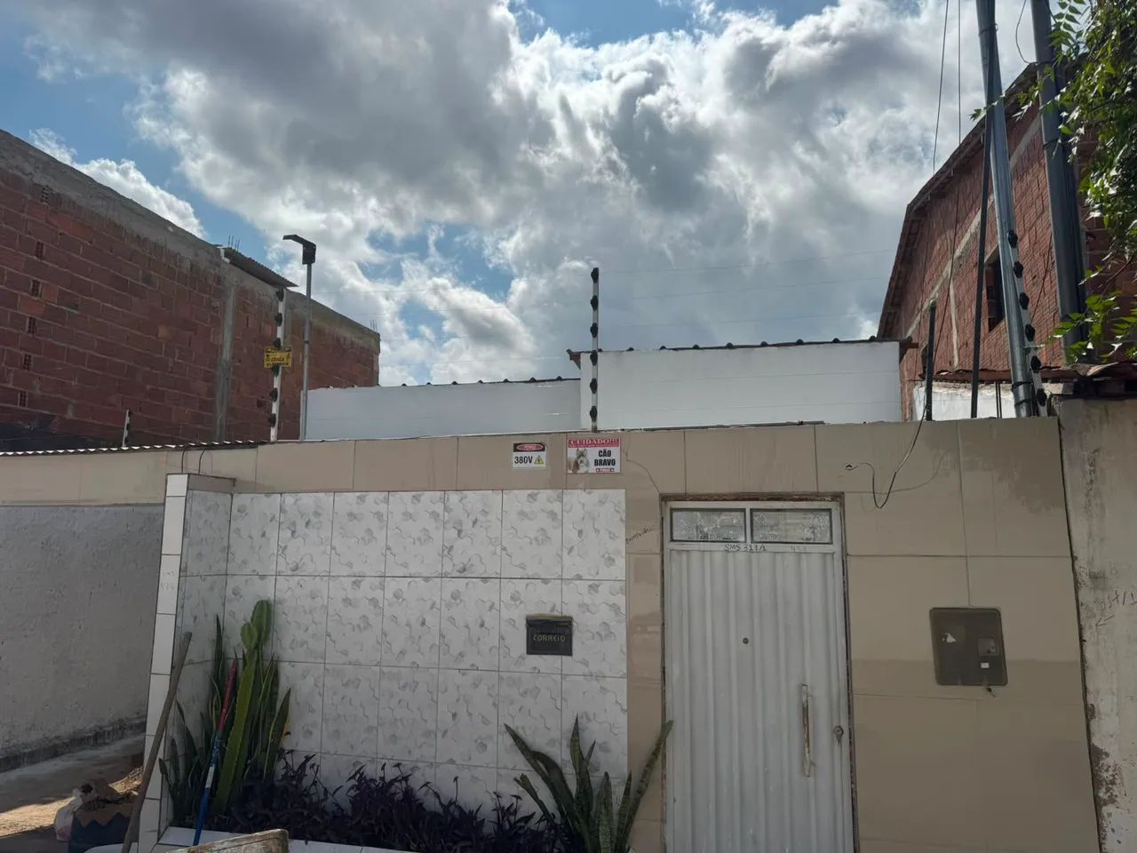 LINDA CASA NO LOTEAMENTO MARIZ EM QUEIMADAS! 