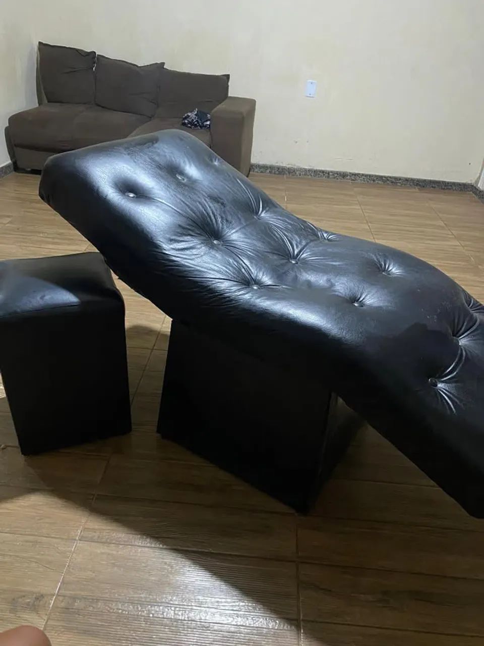 Maca com um banquinho 