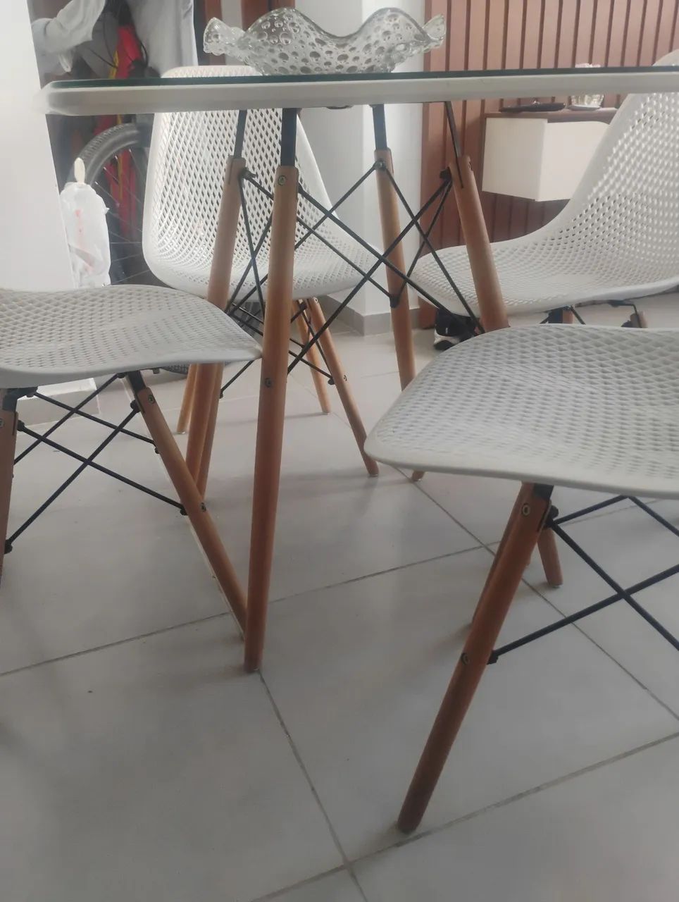 Mesa com 4 cadeiras e o tampo de vidro  - Foto 4