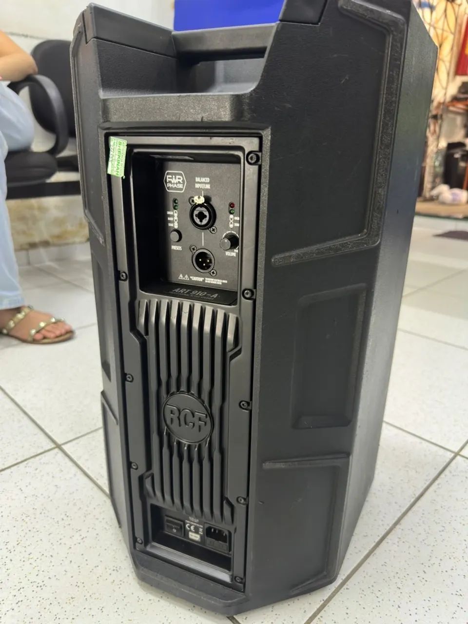 Caixa de som RCF art 910-A