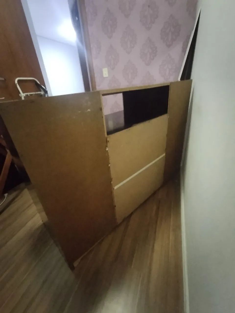 Cômoda de madeira com 3 gavetas e 2 portas  - Foto 4