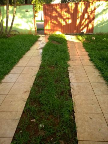 Casa com amplo quintal e ótima localização - Foto 2
