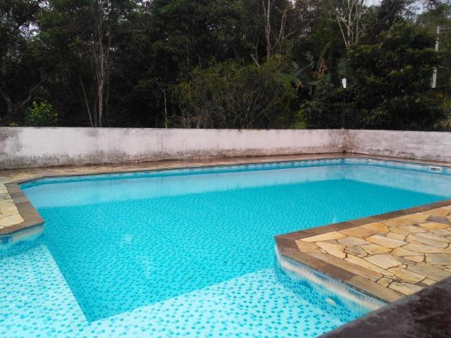 Chácara com casa de alto padrão e com linda e imensa piscina.(Tel. *) - Foto 20