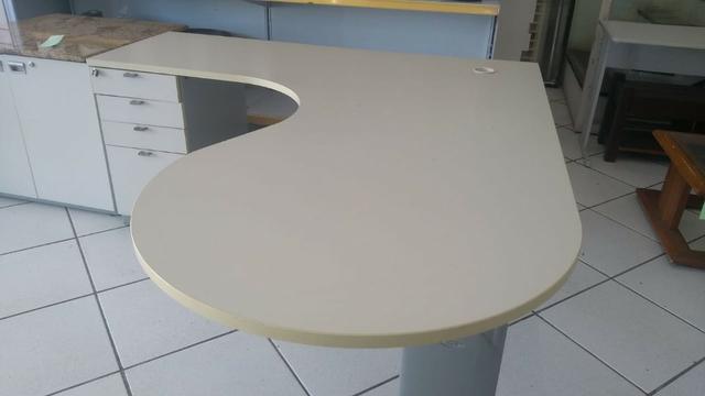 Mesa em L com tampo com península - Foto 2