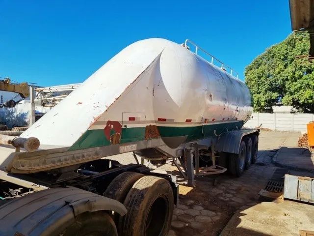 Silo Cimenteiro, marca Randon, 3 eixos, ano 1989, em bom estado.
