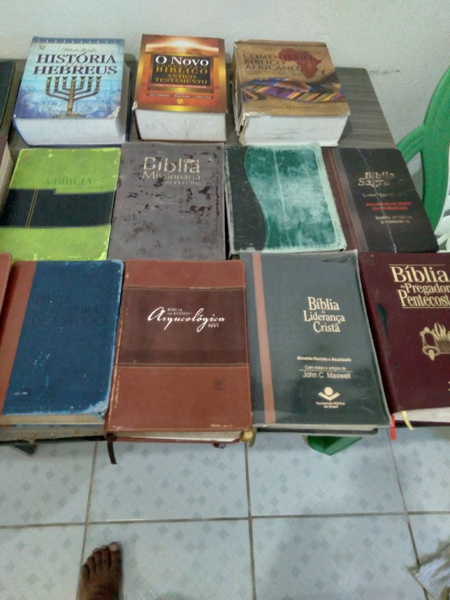 Biblia e livros  - Foto 3