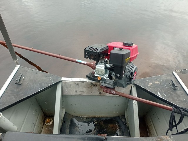 Barco com motor 5.5 e documento  todo bom só ligar e pescar