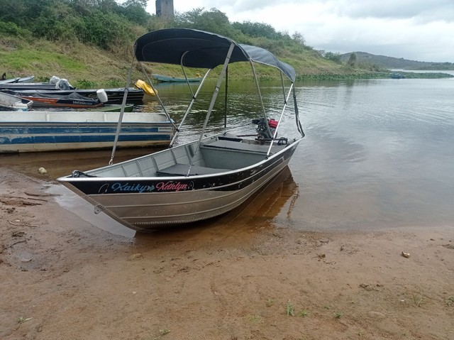 Barco com motor 5.5 e documento  todo bom só ligar e pescar