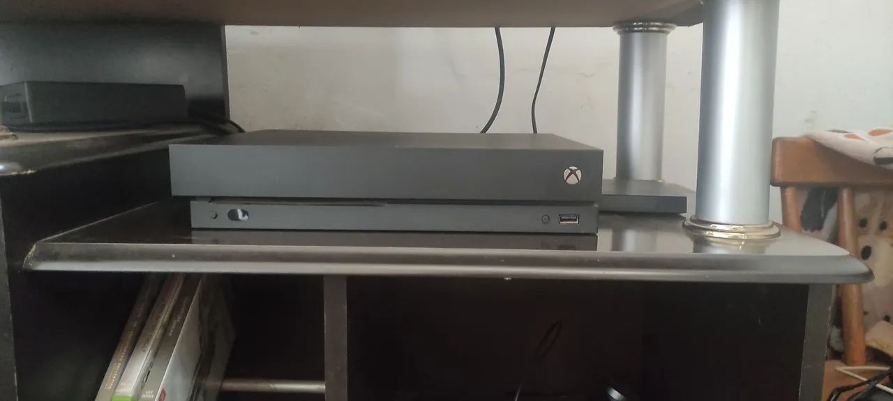 Xbox One X - Com 2 controles e 1 HD externo de 1 TB