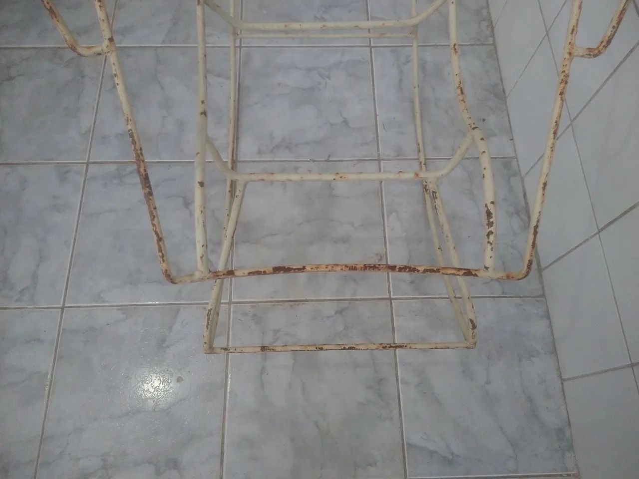 Cadeira de balanço de ferro maciço antiga  - Foto 3