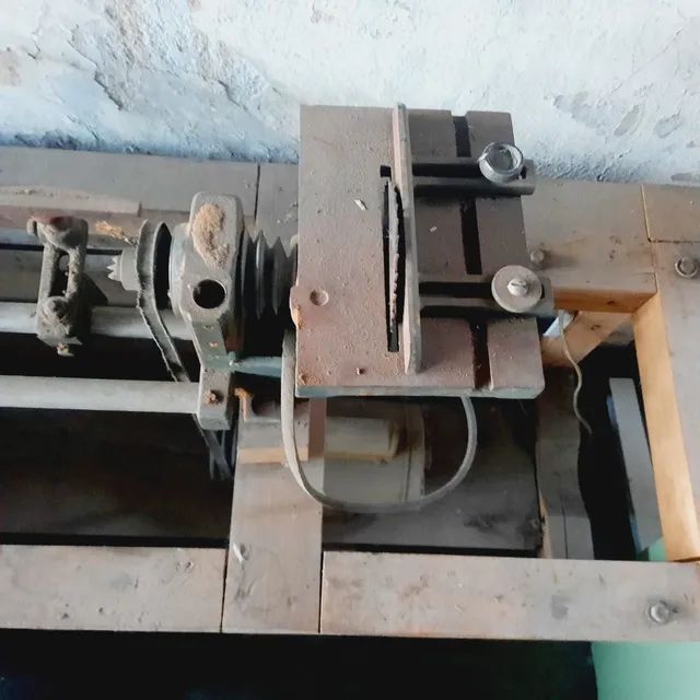 Bancada de Máquinas de Produção Acerbi, serra, torno e motor. Medida 1,29x0,49x0,65m. - Foto 5
