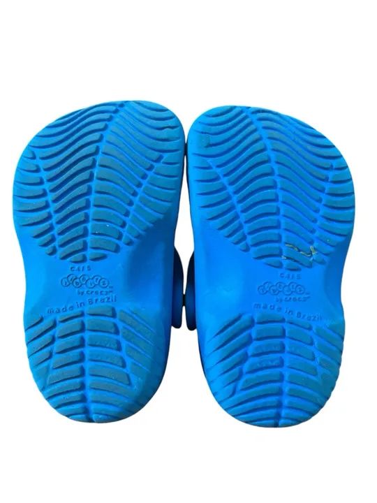 Chinelos Crocs C4/5 Azul Bebê - Foto 4