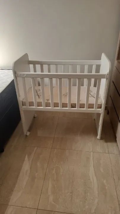 Berço novo de madeira com colchão  rodinhas