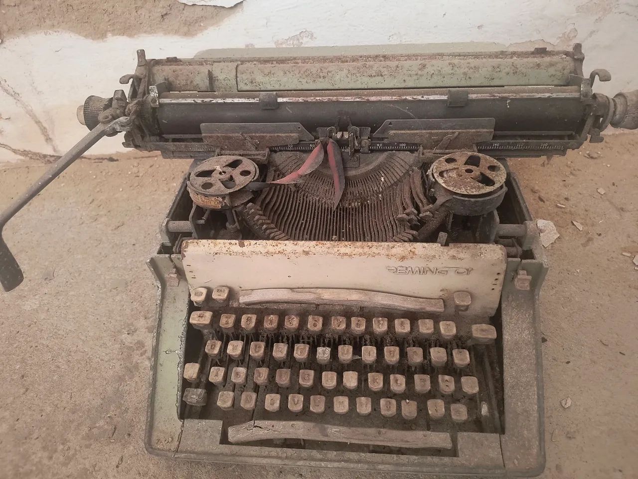 Máquina de escrever antiga - Foto 6
