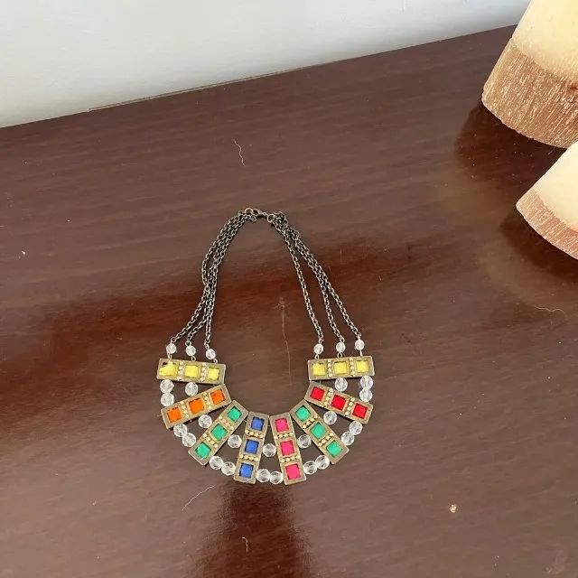 colar de bijuteria colorido