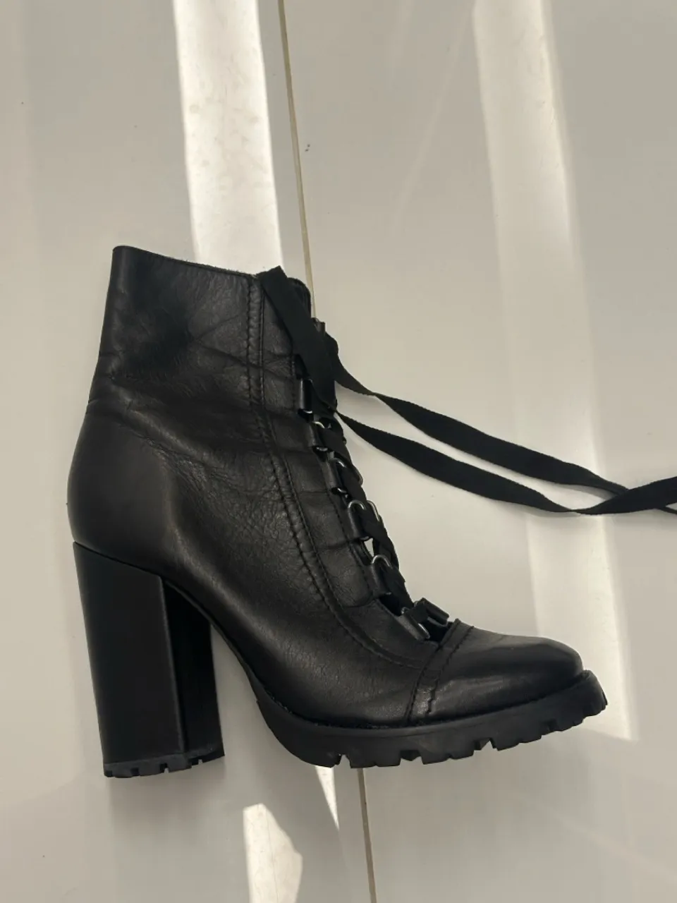 Bota em couro Schutz 38