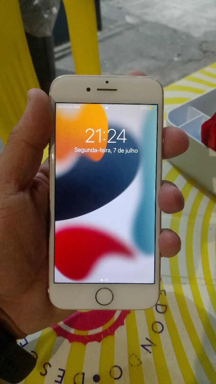 Vende-se iPhone 7 , em ótimo estado , nunca aberto , todo original ,possui marcas de uso!!