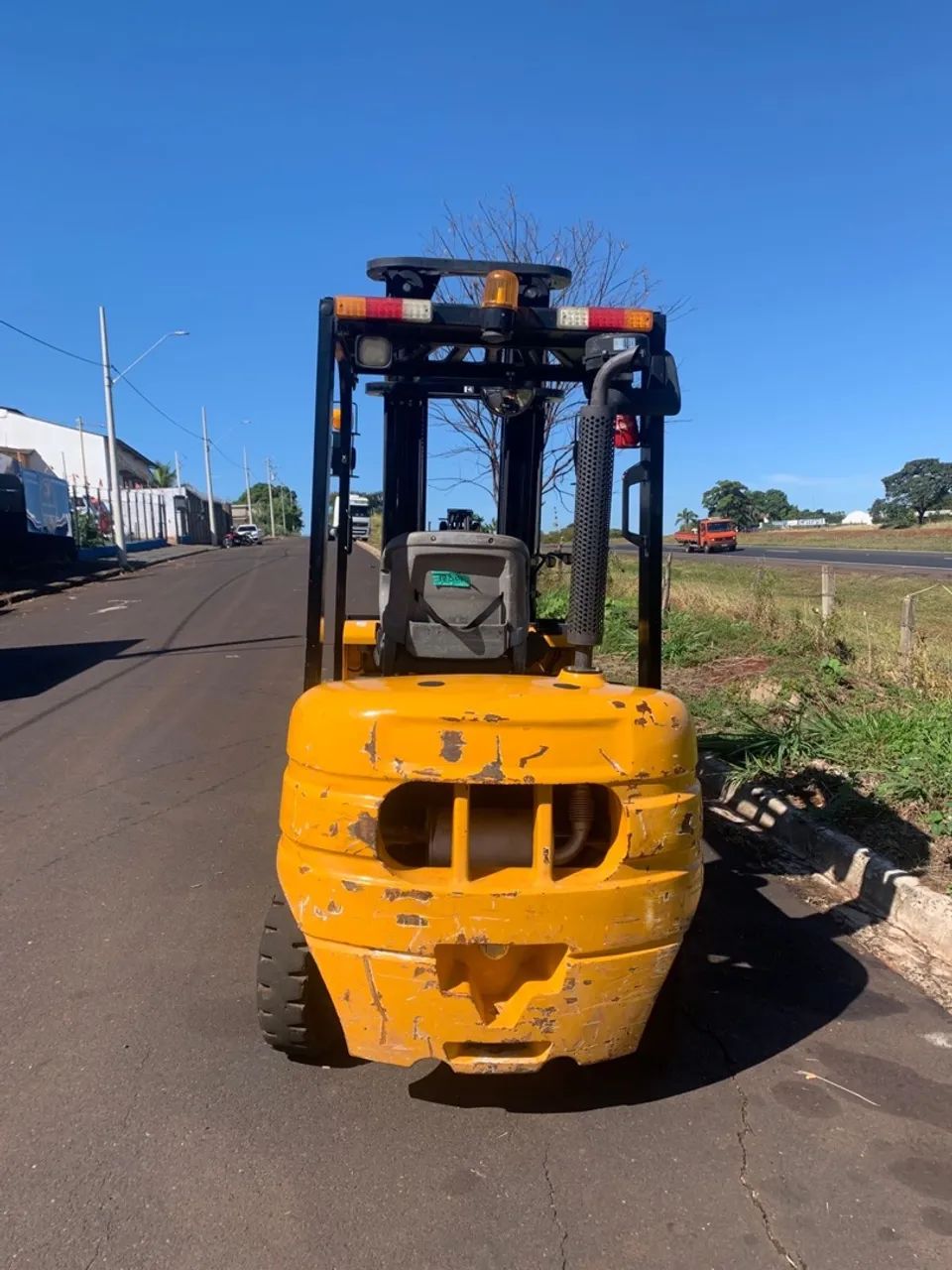 Empilhadeira Off Road! Pague o dobro pela mesma mecânica  - Foto 4