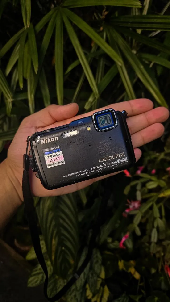 Câmera Nikon Coolpix AW110 16mp à prova d'água com Wi-Fi e tela OLED