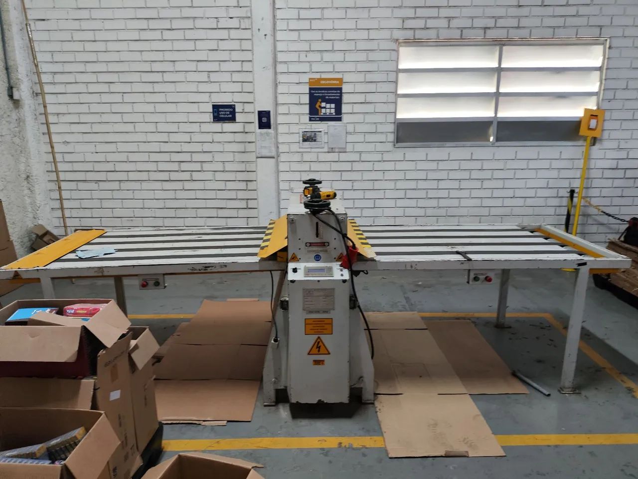 Máquina de corte e vinco plano para papelão:<br>Marca: Jato 2000;<br>Modelo: MCVS 1000;