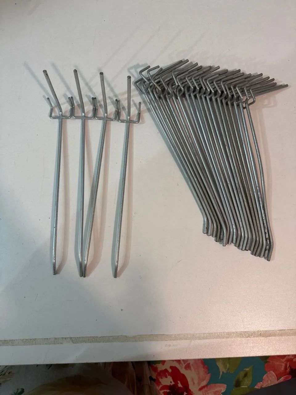 24 Cabides de metal ganchos para painel aramada  - Foto 2