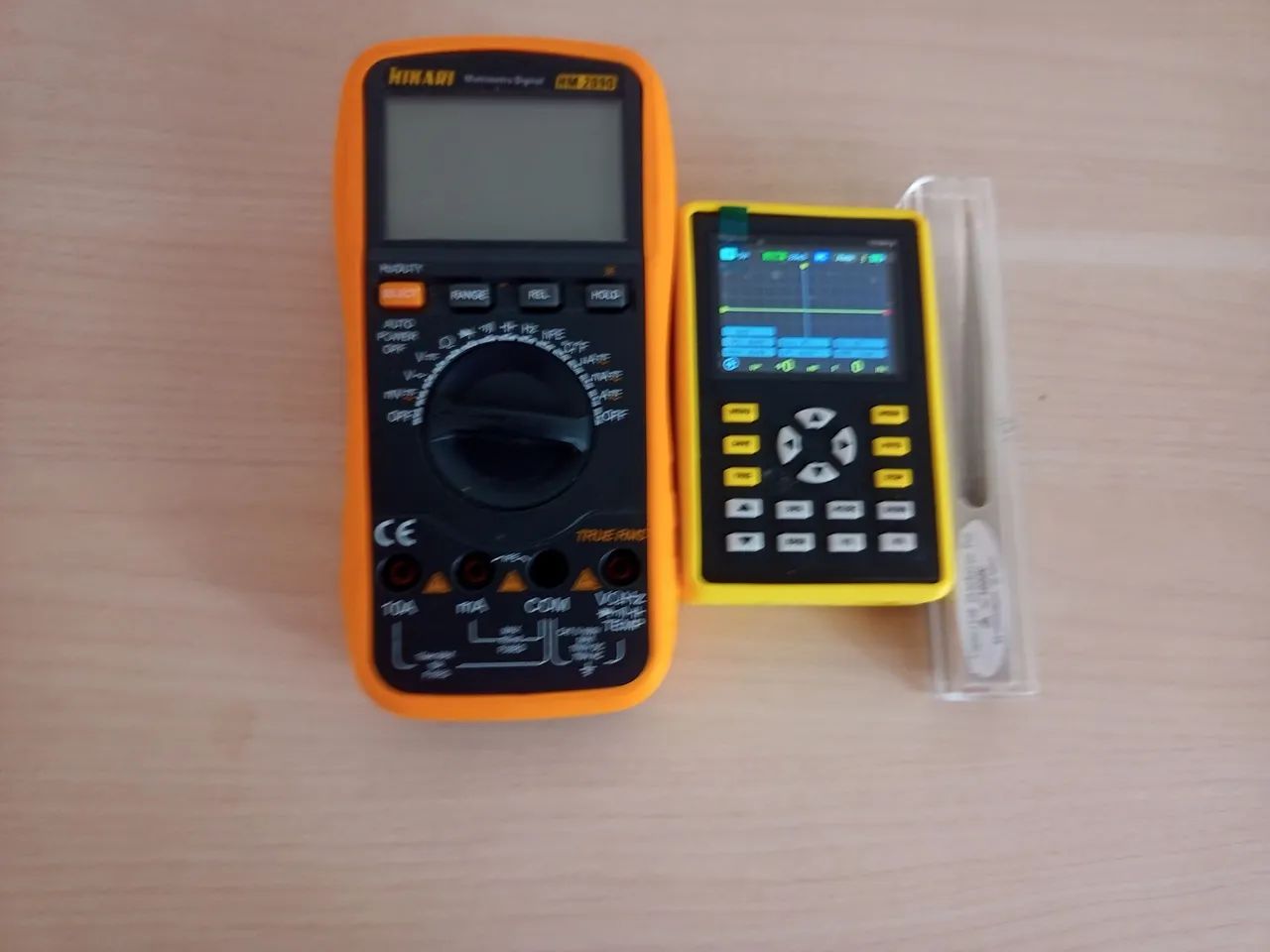 Multímetro Digital + Osciloscópio Digital e descarregador de capacitor.