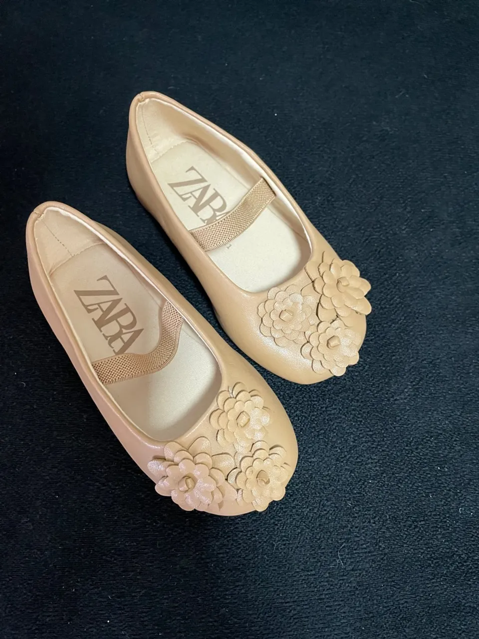 Sapatilha Zara com detalhe de flores - Nova!