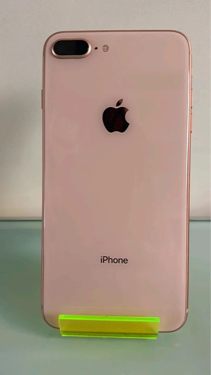 iPhone 8 Plus 64gb bateria 100% com carregador R$650,00 - Foto 2