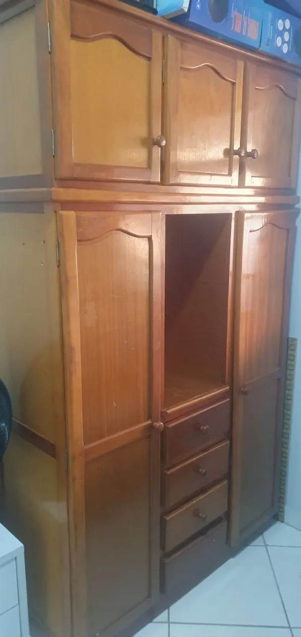 guarda roupa de madeira
