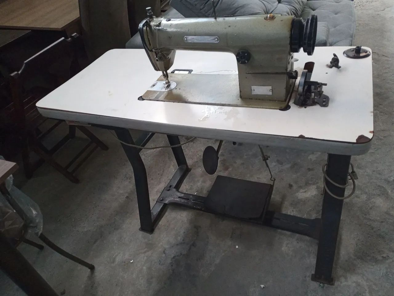 Máquina de costura industrial reta 