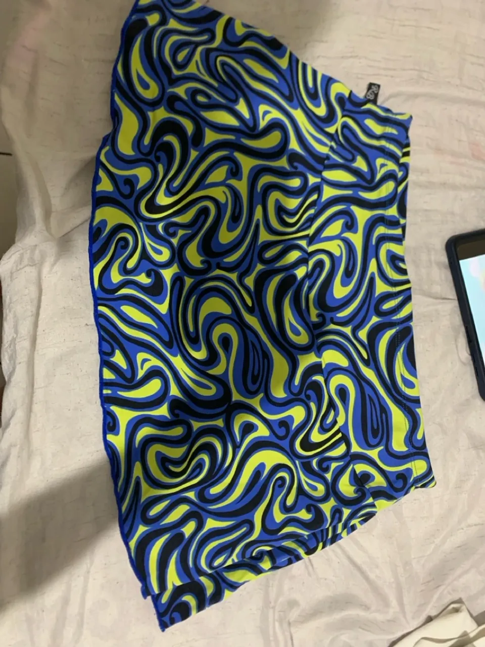Shorts com estampa psicodélica vibrante