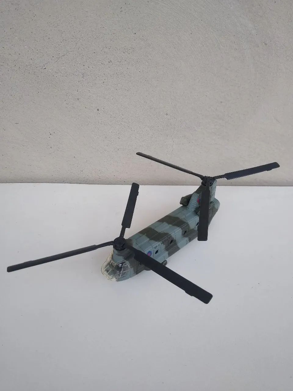 Helicóptero Chinook Maisto Tailwinds 