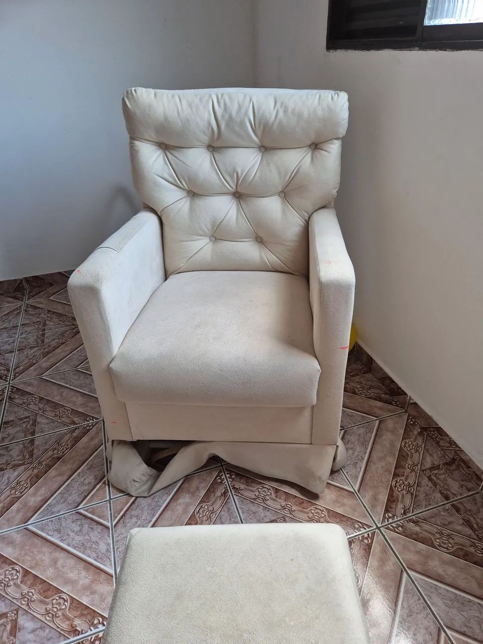 Poltrona de amamentação com puff