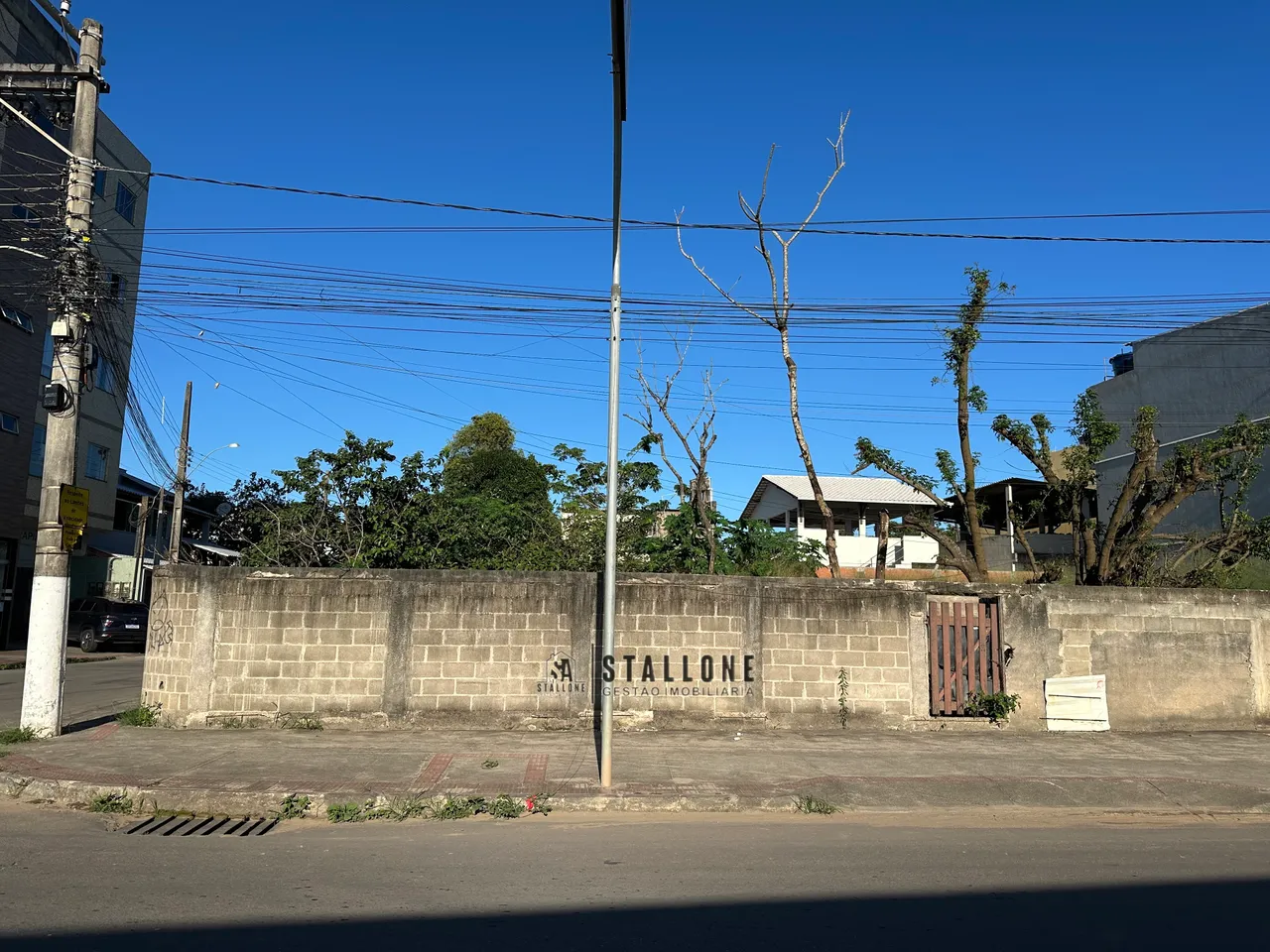Lote medindo 240m², escriturado, localizado no bairro Monte Agha em Piúma/ES