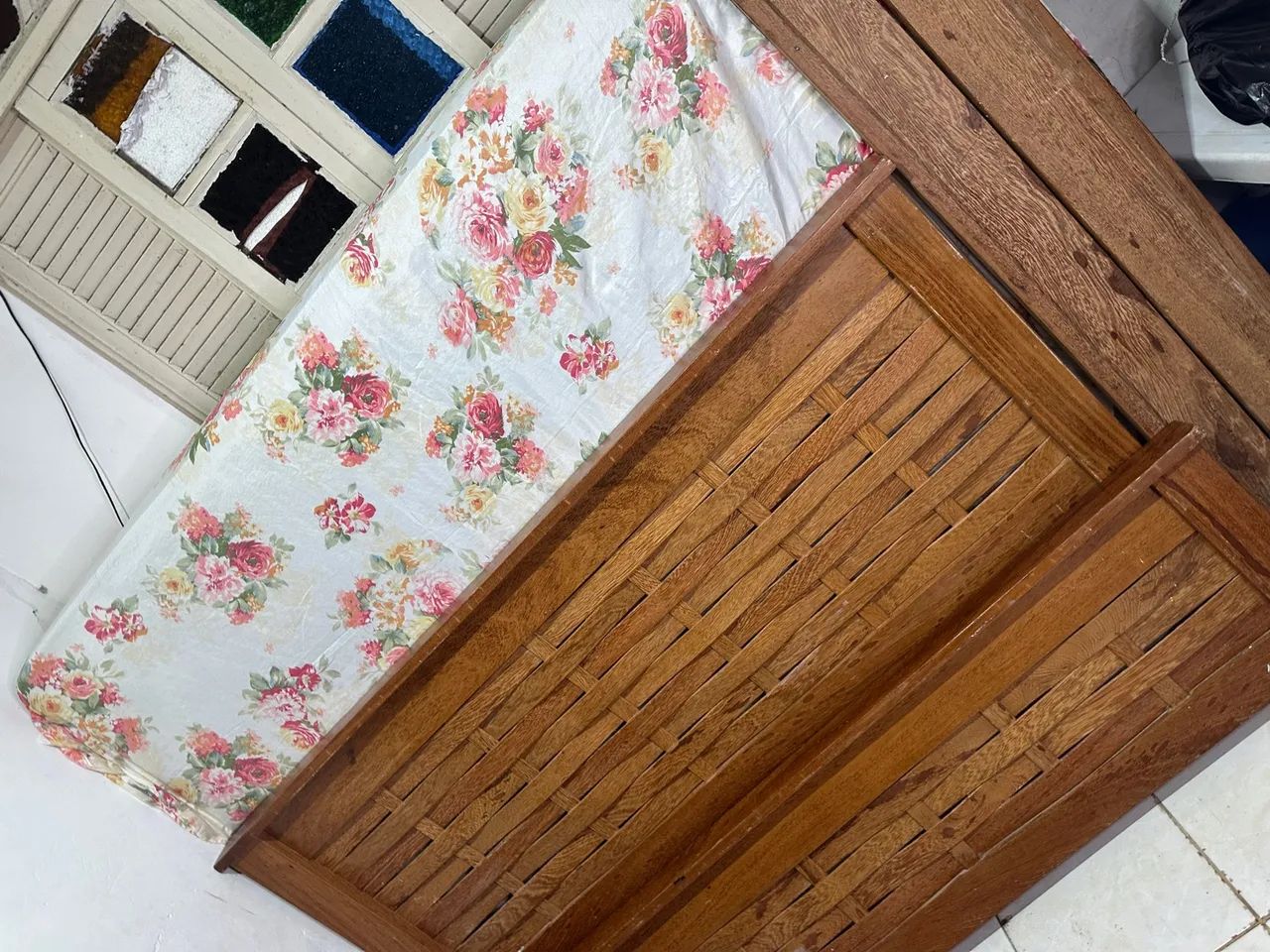 Cama de madeira maciça com cabeceira - Foto 3