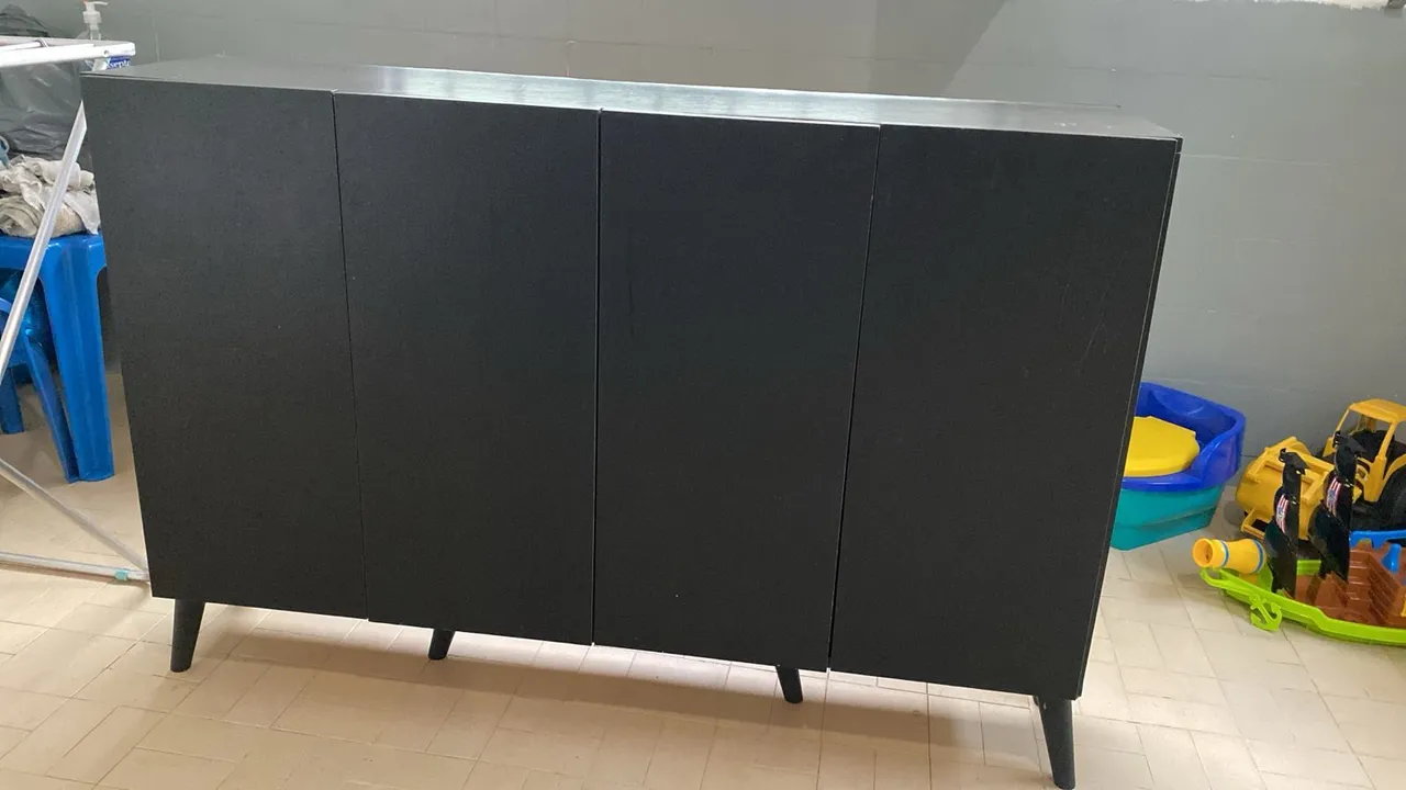 Armário Preto com 4 Portas