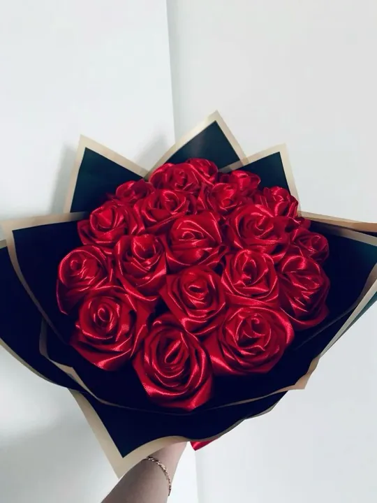 Buquê de Rosas de Seda Vermelhas