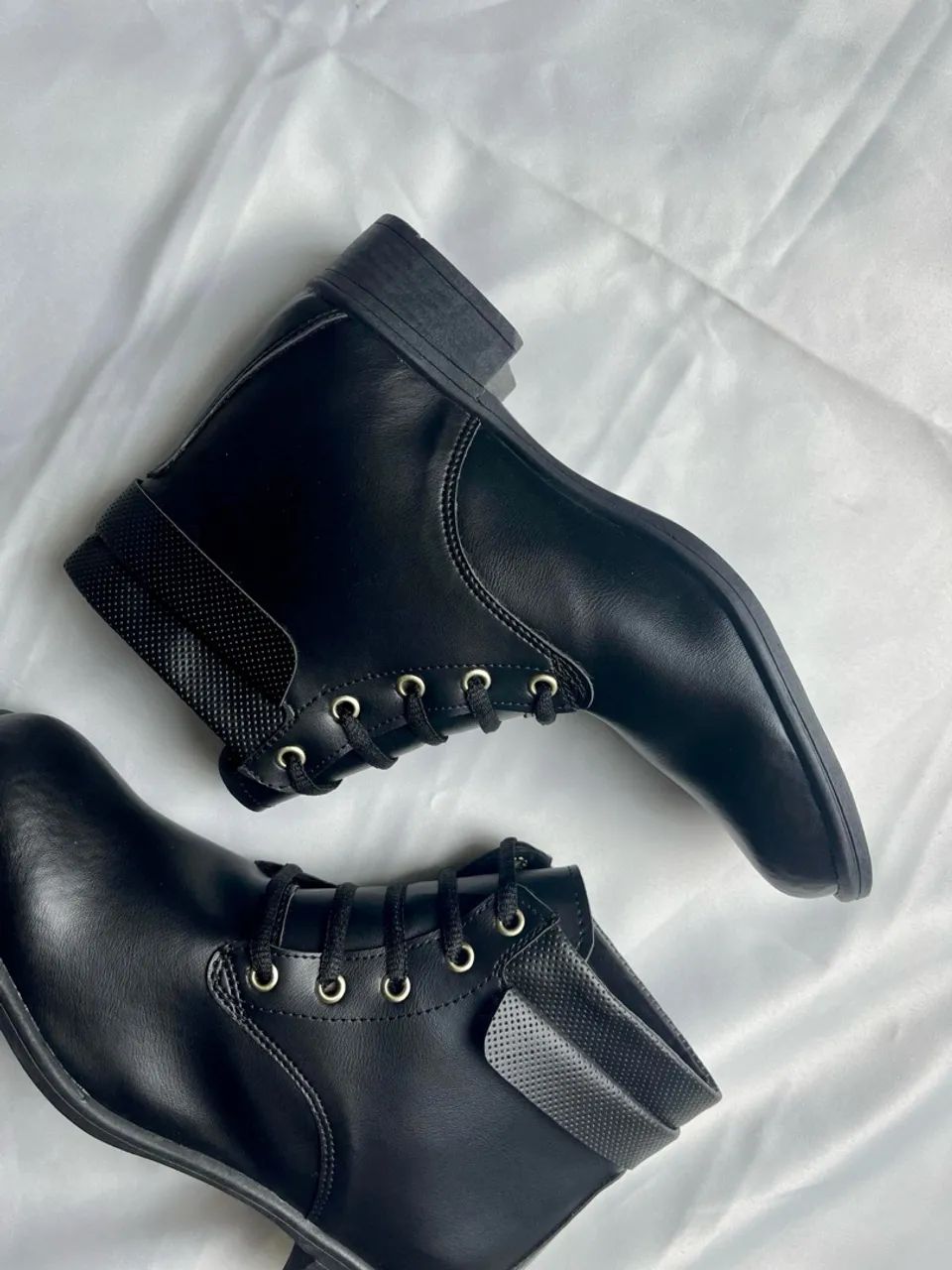 Oferta! Coturno Feminino Preto Sem Salto - Com Cadarço e Design Casual - Foto 5