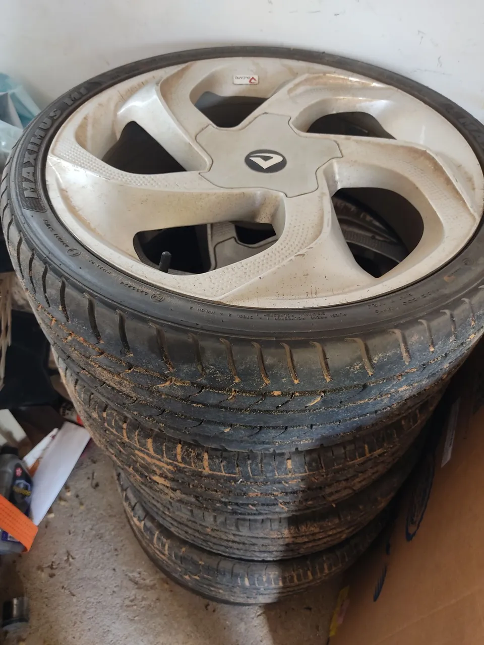 Jogo de Rodas 18" 4furos com pneus top...