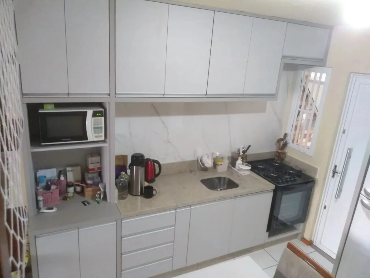 Excelente Sobrado Triplex de entrada coletiva localizado no Bairro Cidade Nova! Conta com