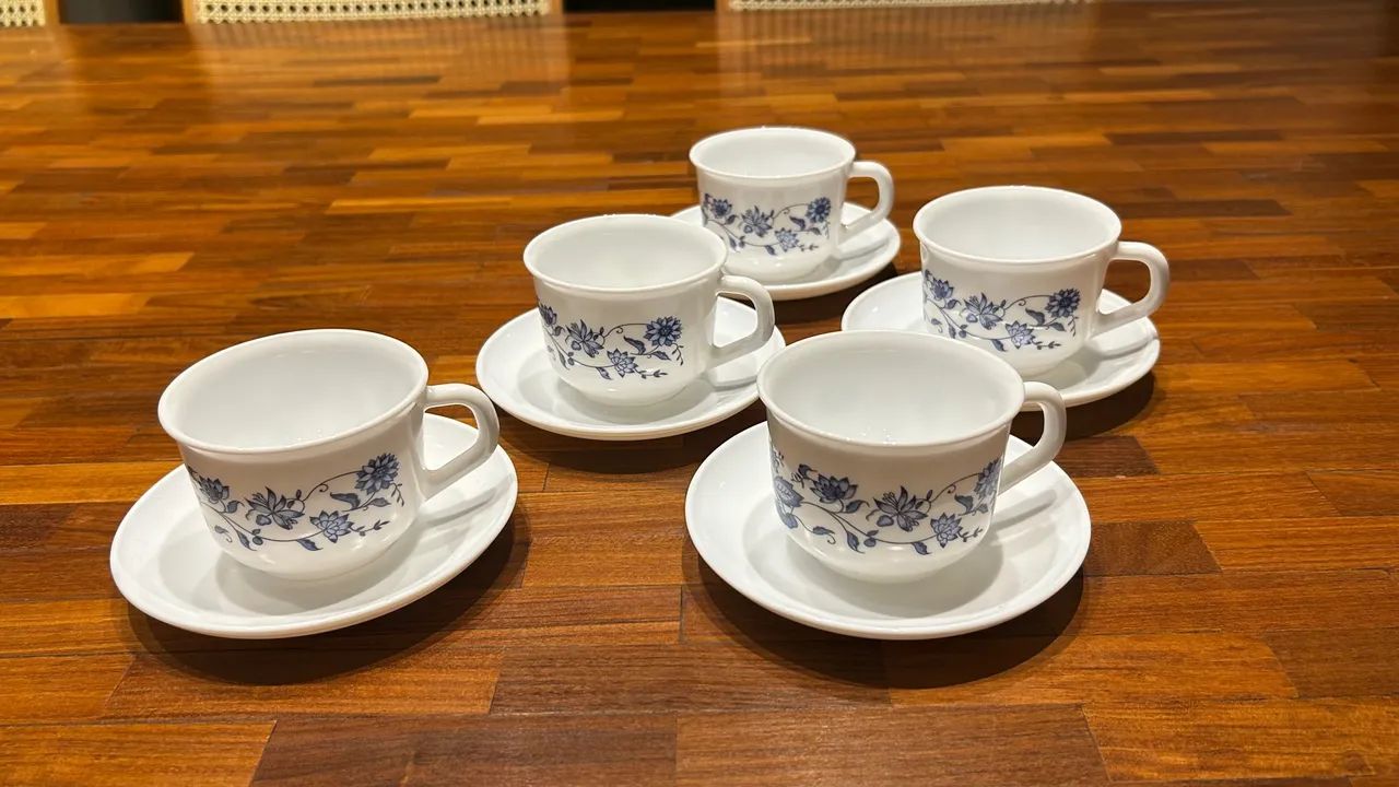 Conjunto vintage de 5 xícaras de chá com pires, fabricadas pela Arcopal/França - Foto 3