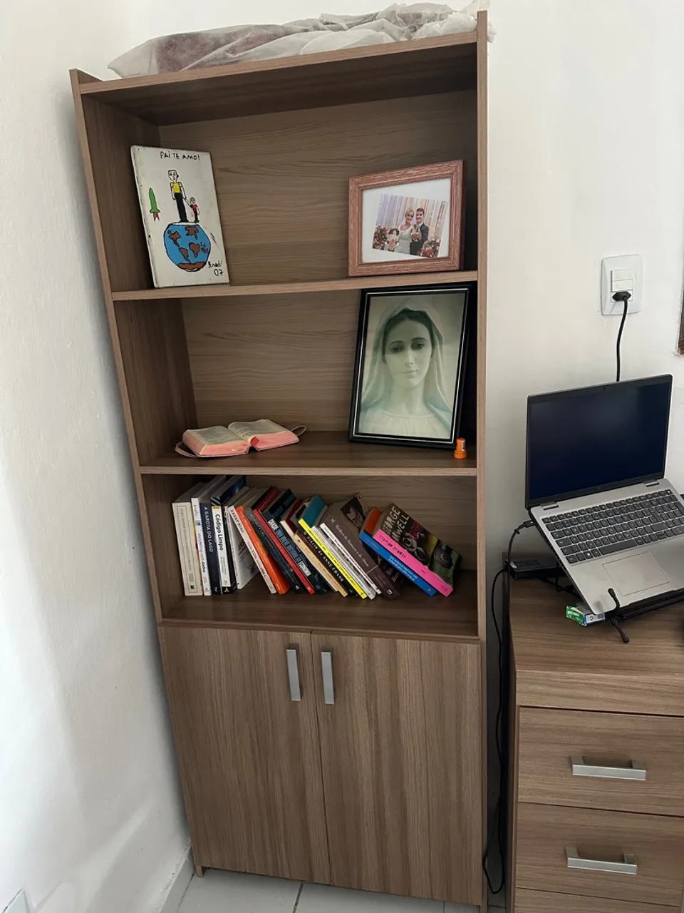 Estante e mesa de canto para escritório