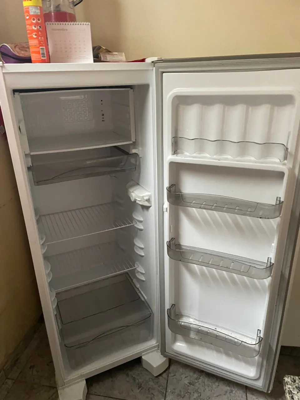 Geladeira Branca Compacta - Ideal para Organização