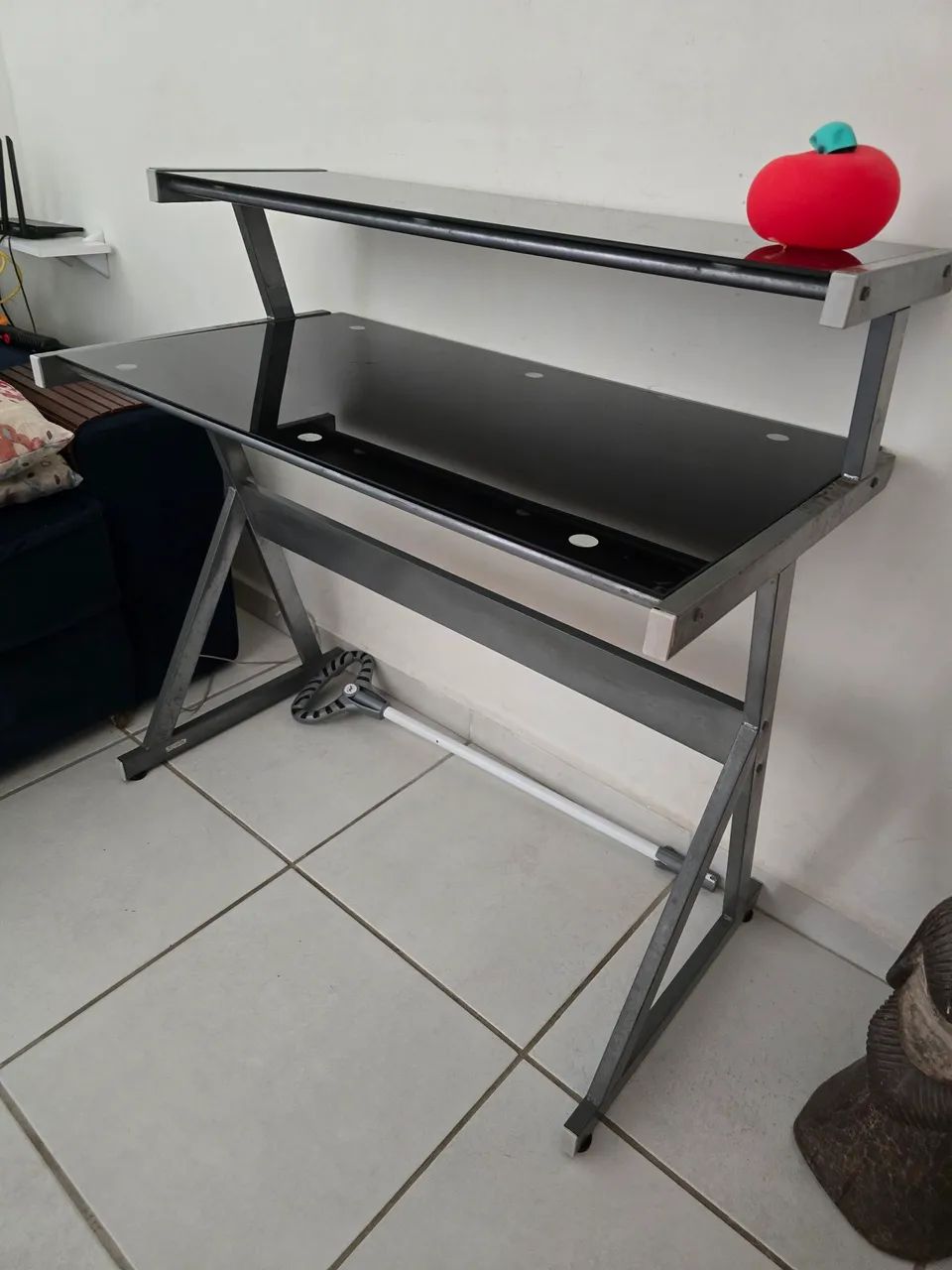 Mesa de vidro preta com estrutura em metal - Foto 2