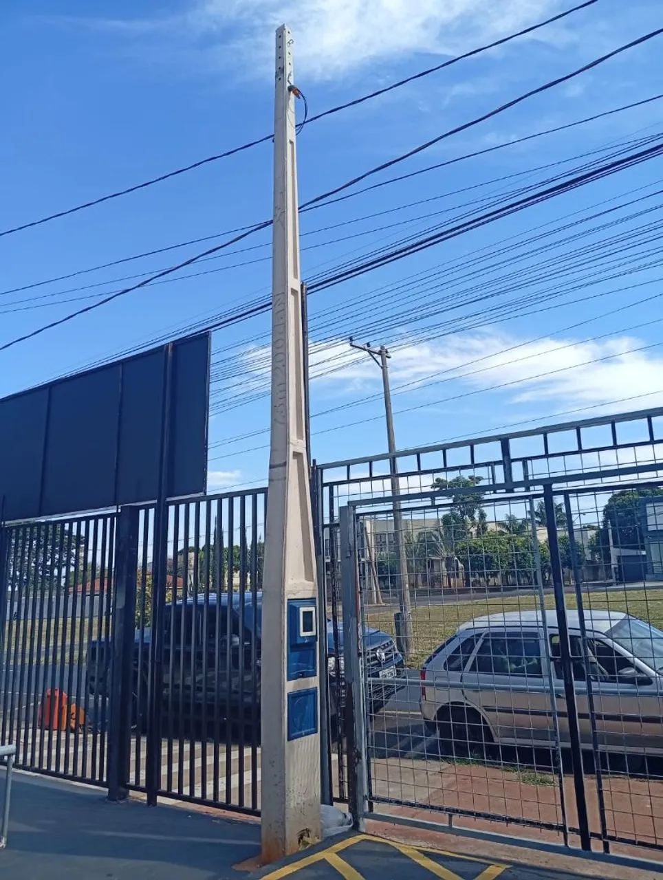 Vende_se um poste