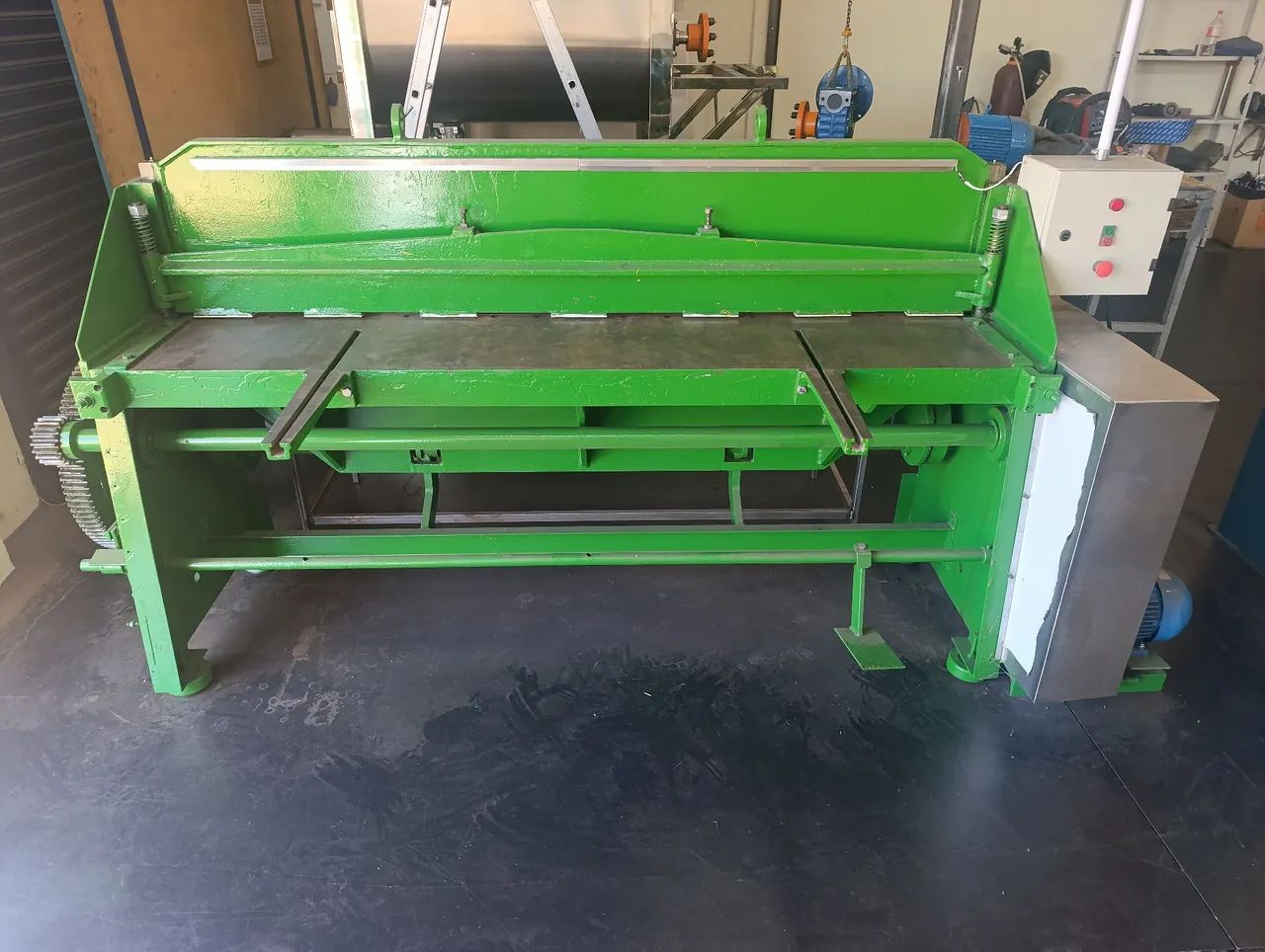 Guilhotina modelo IMAG 2m. Corta 1,5 no inox.2,5 no carbono usado. - Foto 2