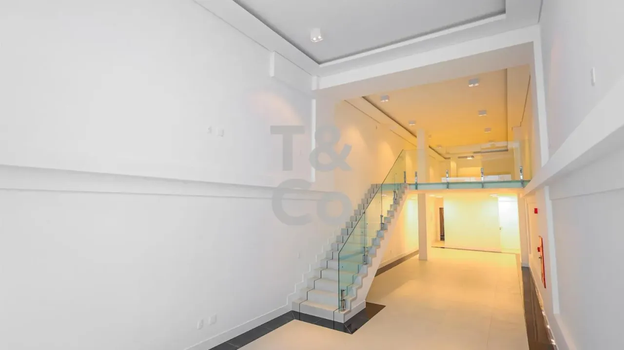 Sala Comercial à Venda em Balneário Camboriú com 170m Mezanino e 1 Vaga Privativa