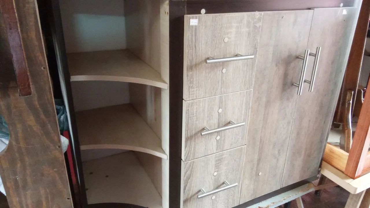 Armário de madeira com 3 gavetas e 2 portas - Foto 2