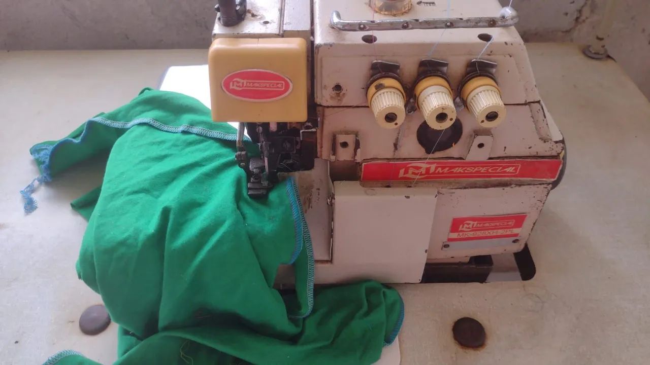 Máquina overloque 